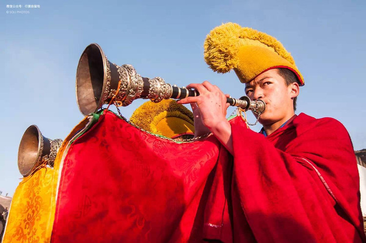 8点半左右,在金色的朝阳里,嘹亮的唢呐声划破天际,盛大的晒佛活动正式
