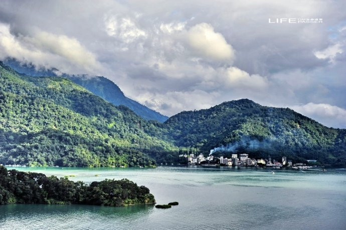 远处山下伊达邵村落,有炊烟袅袅升起. 日月潭云品温泉度假酒店