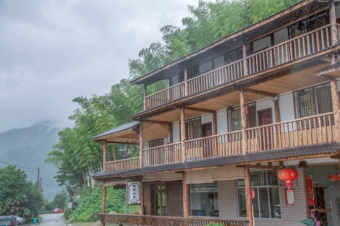 下午游玩绝壁奇松与瓯江源,晚上住绿野山庄,品尝龙泉山间美味