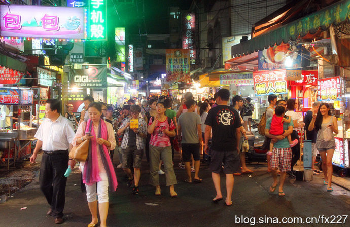 实拍:台湾最大最美味的夜市(图)