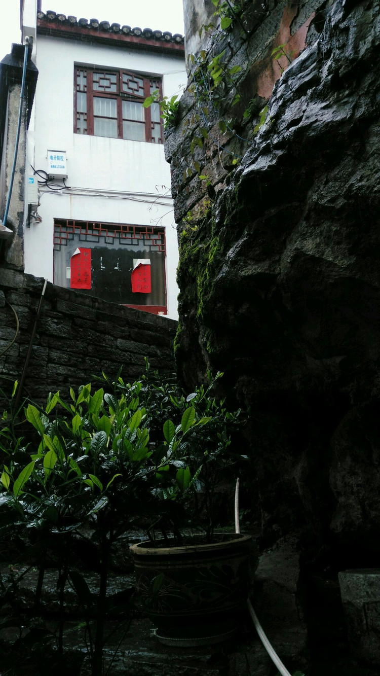 镇》的剧照,以上示正宗五里石板街一部电影把"深居闺阁人未识"的小镇