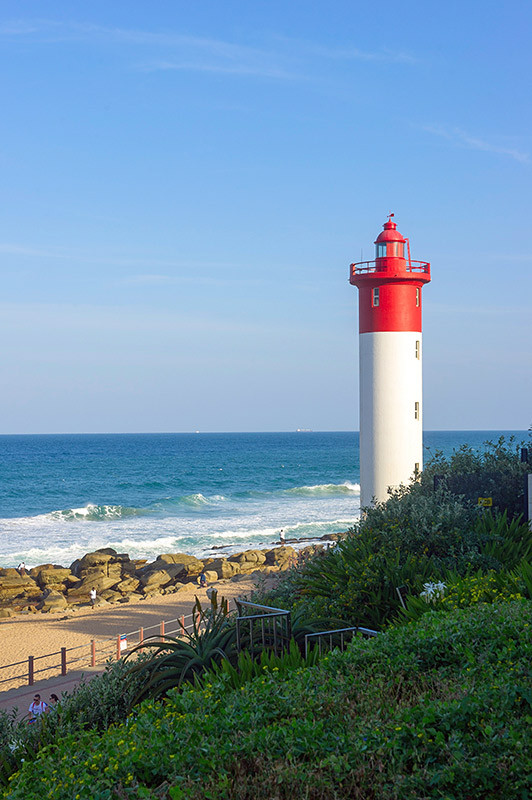 位于umhlanga海滩边的灯塔,造型简洁漂亮,是当地有名的地标之一.