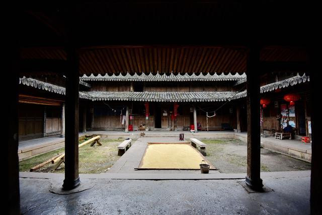 将军屋芙蓉古村老宅子依然保留了当初原汁原味的古朴,斑驳的门板印刻