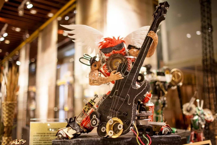 餐厅里分布在各个角落里,用易拉罐制作的机器人,颇为可爱. 启东