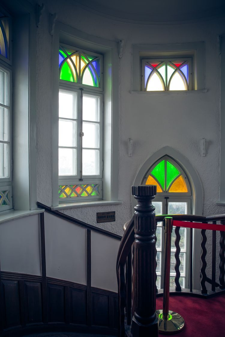 花石楼里面的窗户基本上都是彩绘玻璃窗 八大关