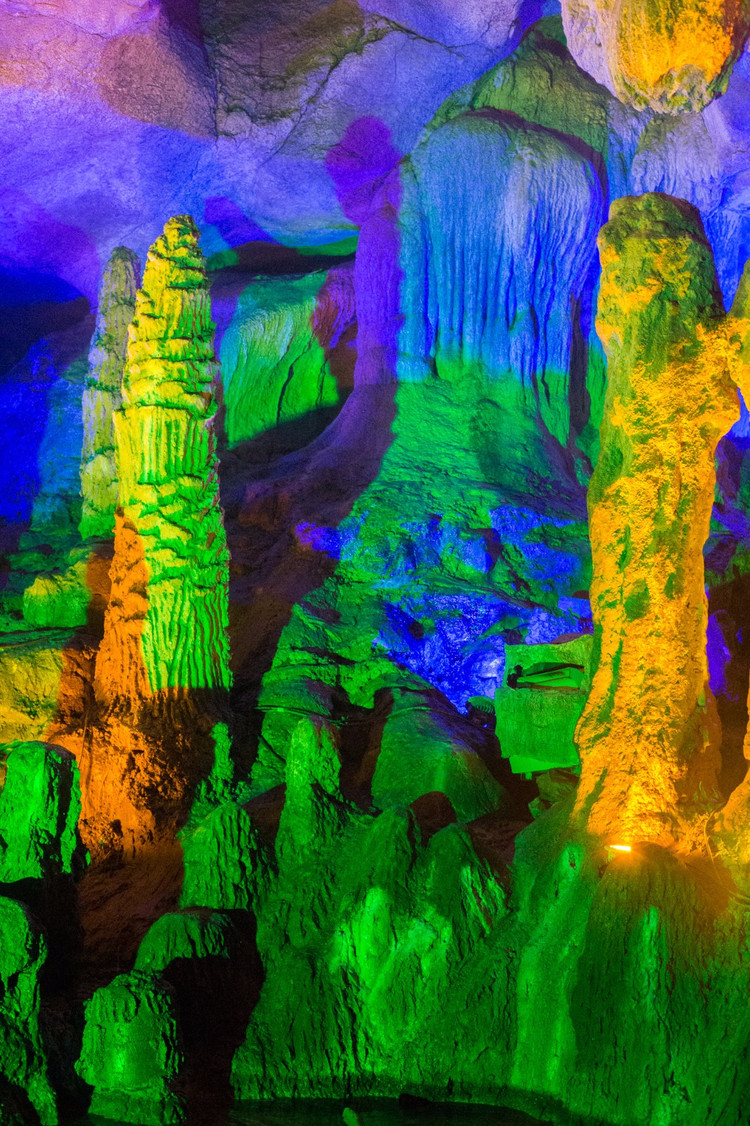 洞内钟乳挺拔,石笋丛生,石幔高挂,石柱巍峨,石帘低垂,石瀑飞流,地下河