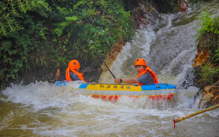 酷夏时最舒服的漂流  红岩溪漂流位于浙江省安吉,长兴与安徽省广德三