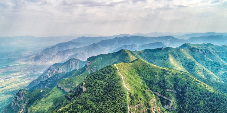 从恒山之上俯瞰这片广袤的山河,视野开阔,一望无边际.