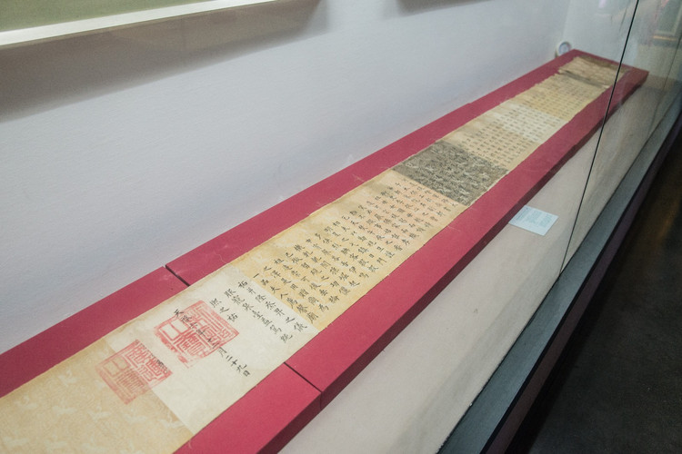 的漂亮,导游介绍说,古代的圣旨都是由专门的大学士接到皇帝口谕撰写的