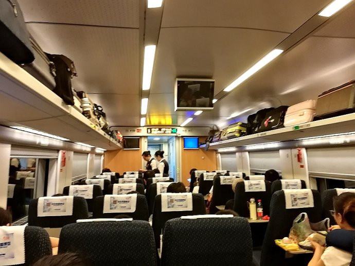 第八天,2018年8月25日上午8点乘坐由重庆北站开往上海站的d958动车