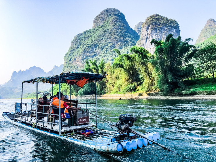 当千古情遇上阳朔,邂逅一场最美青春 坐在竹筏上,悠悠地荡于 漓江