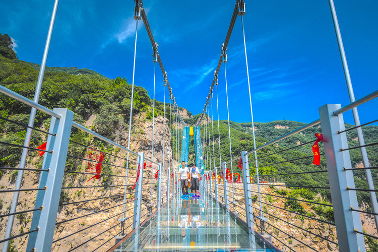 走玻璃桥  飞滑翔翼 脚下是山崖,眼前是世界,云丘山玻璃桥带给你的