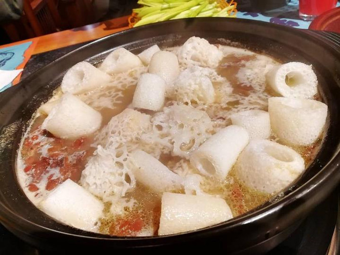 响马·云南野生菌火锅  放竹荪  响马·云南野生菌