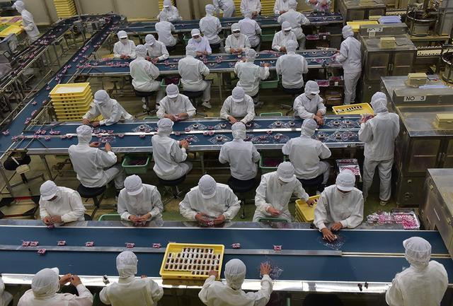 日本的食品生产卫生标准很高,每个包装阿姨的手很快,信玄饼在这个