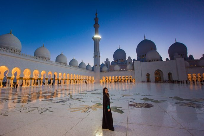 不同于其他宗教用击鼓,吹号或敲钟方式聚集信徒,伊斯兰教是用口召唤