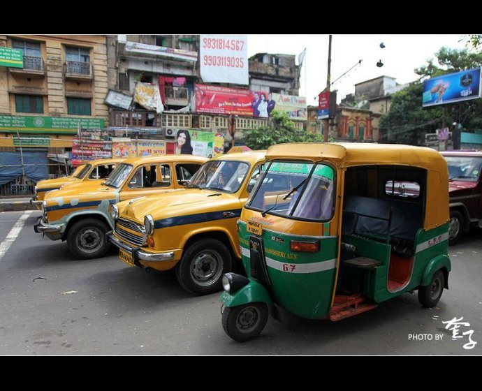 这边的黄色老爷出租车和tutu车是最佳的代步工具. 加尔各答