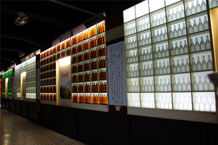 用各种玻璃酒瓶堆成的酒瓶墙. 埔里小镇