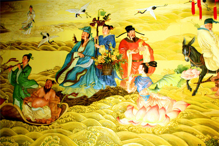 这间屋子整面墙上绘着"八仙过海,各显神通"的壁画.