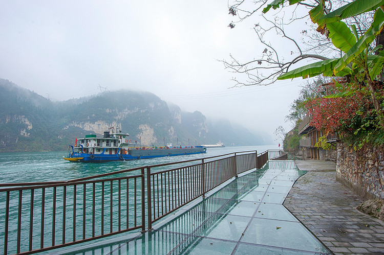 透明玻璃建成的亲水平台,可以与长江来个最亲密的接触.