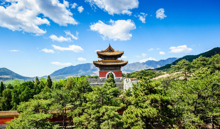 远处是慈安太后的普祥峪定东陵 清东陵