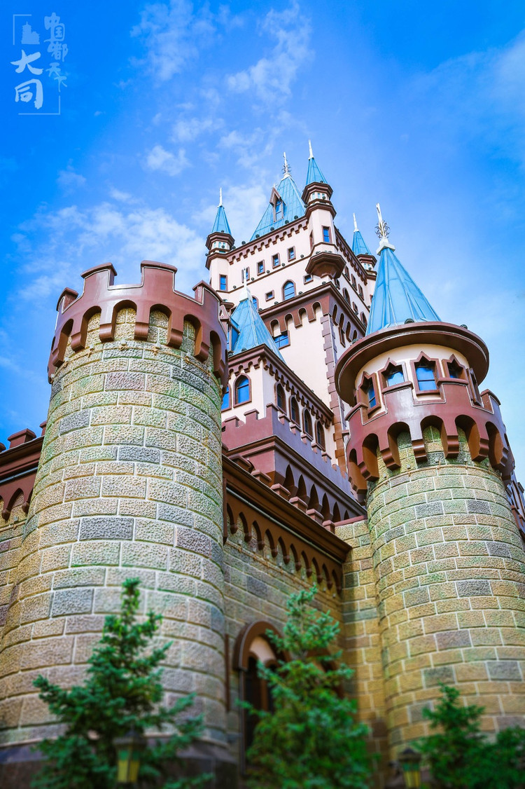 东方梦幻乐园,亚洲科幻世界 远远的就能看到可爱而又华丽的方特城堡