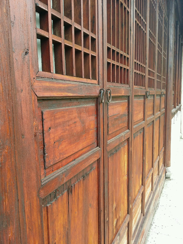 富有特色的古老的门.