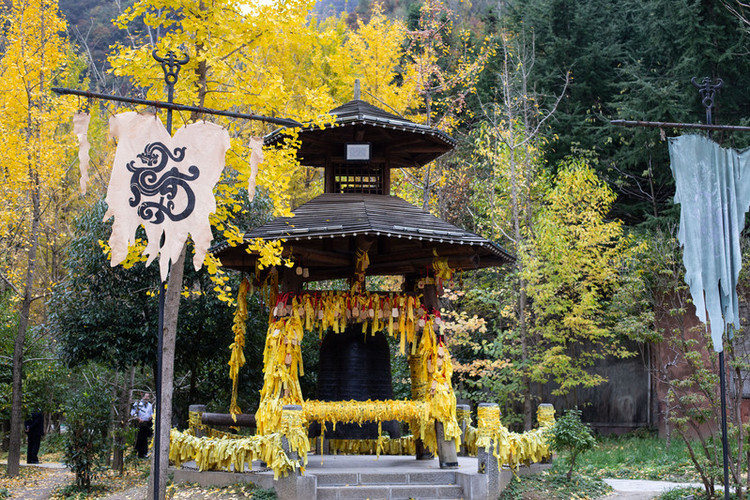 湖北 初见神农架,于漫山红叶中寻一心安处一层层阶梯直通往神农祭坛