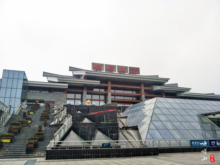 附送峨眉美食攻略 第一天 从双流机场出发,坐动车前往峨眉山