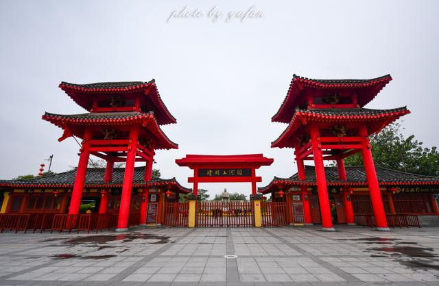 清明上河园的大门,红色的楼阁式建筑,远远看去,非常醒目.