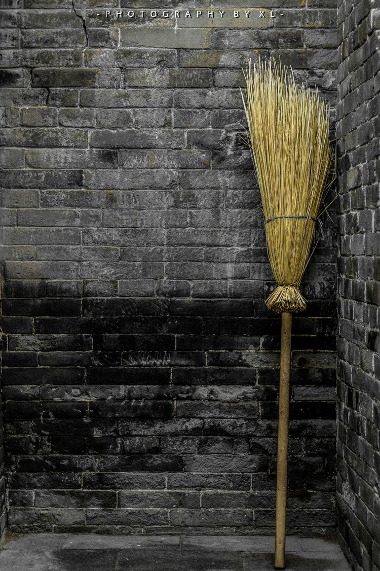 寺庙角落一个普普通通的扫把