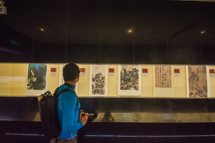 宝盛园艺术馆 负一楼是一个迷宫式的展厅,两侧悬挂的山水画,长卷画