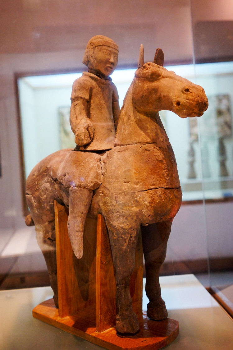 狮子山仅兵马俑的发现,对研究汉代当时的墓葬制度,兵俑的装备和咨成