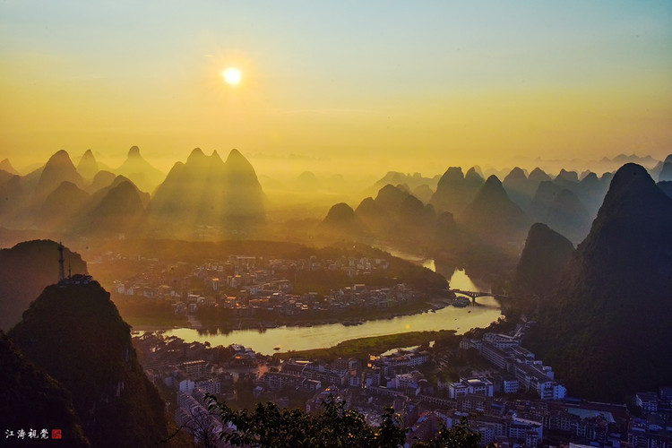 day2:阳朔电视塔观日出 它是整个阳朔县城里的制高点.