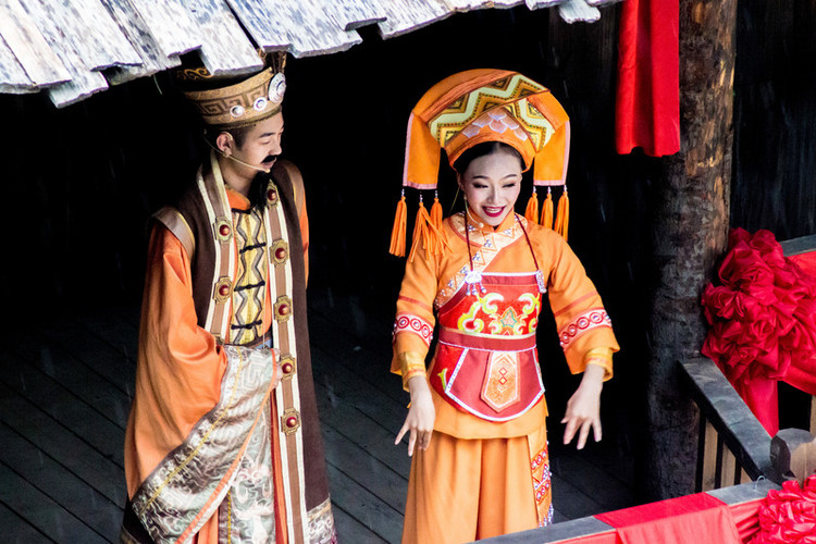 在观看抛绣球招婿时,突然天降大雨,但是 桂林 千古情的演员