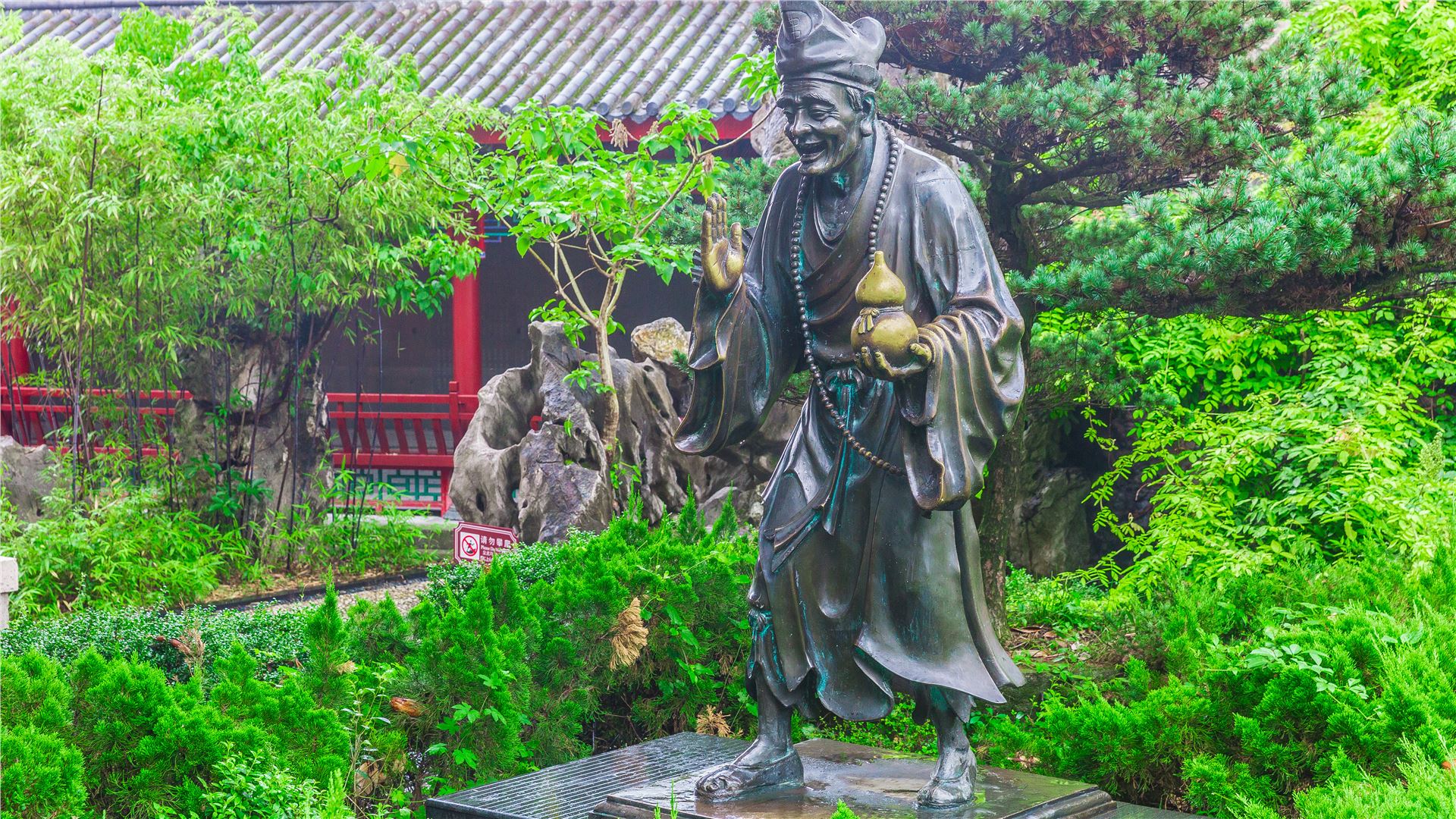 故居最吸引我注意的是这尊活灵活现的济公雕像.