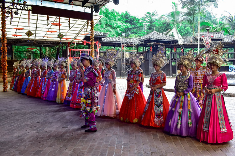 桂林 桂林行|魂牵民族风,梦萦千古情 节目最后身着靓丽少数民族服饰的