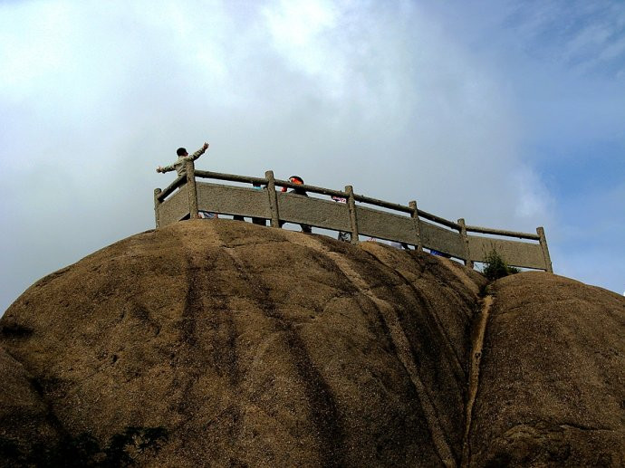 百步云梯:黄山最为险峻壮观的一段磴道