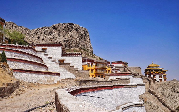 荒山中的美丽庙宇