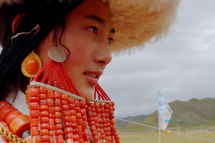 【青海】马背藏戏,盛装的高原美女 - 果洛藏族自治州游记攻略【同程