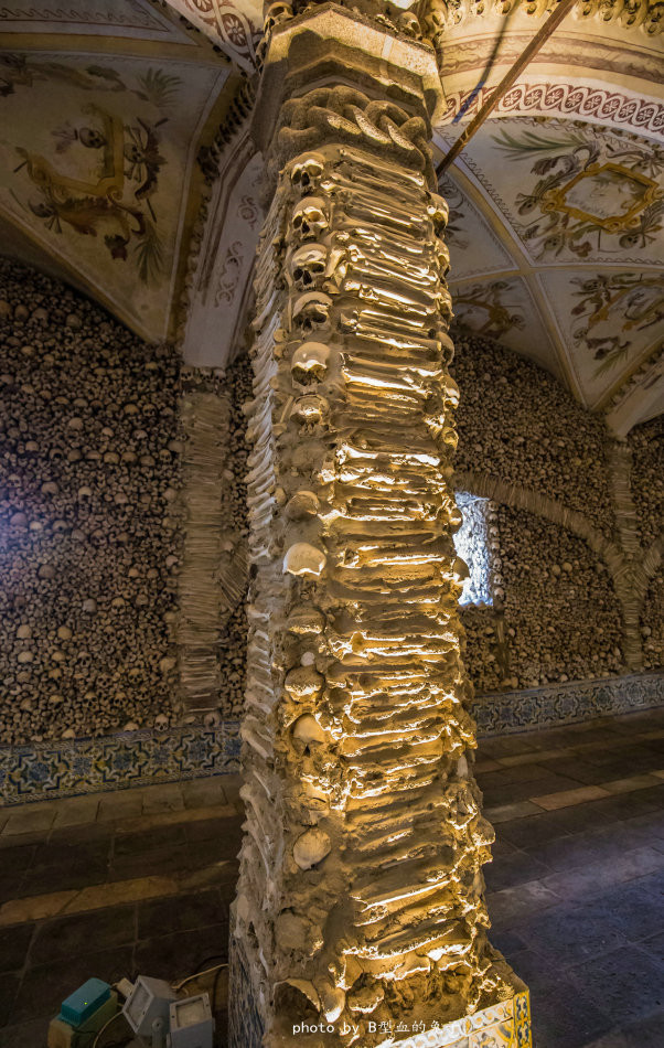 尸骨装饰的廊柱 人骨教堂(capela dos ossos)