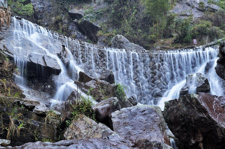 流过心中的千丝岩  千丝岩瀑布,其上是一潭由山水汇集的水池.