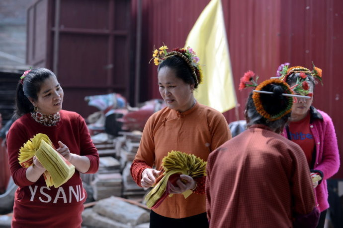 福建泉州:传承千年头戴簪花围的蟳埔女