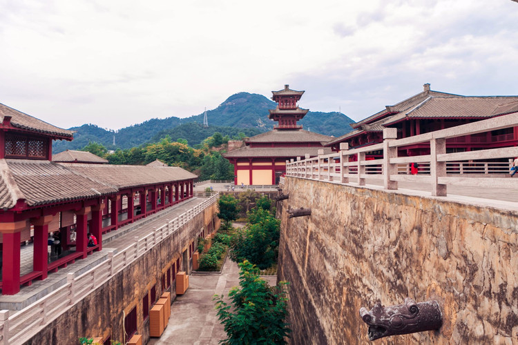 在这里,还曾经拍摄完成了《寻秦记》,《汉武大帝》,《无极》,《美人