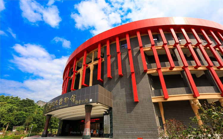 参观瑶族博物馆,了解千年文化史  透过门缝,向里望去,只见盘瓠托举盘