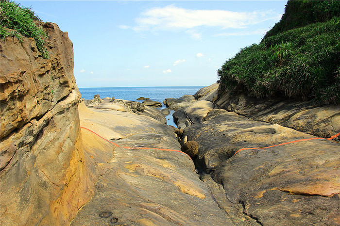 由于海蚀风化及地壳运动等作用,形成了海蚀洞沟.这是一处海蚀沟.