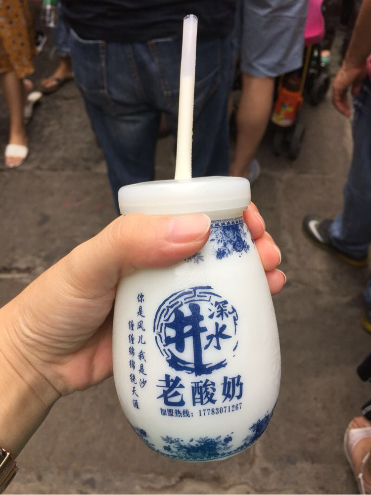 特色老酸奶,不酸,这瓶要15块,也是醉了.