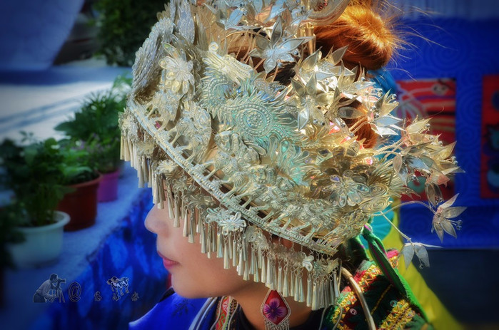黔东南苗族侗族自治州 苗山苗寨苗家情看看这个美眉的银质头饰和身上
