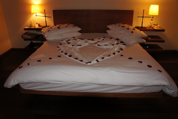 蜜月花瓣布置 安娜塔拉酒店