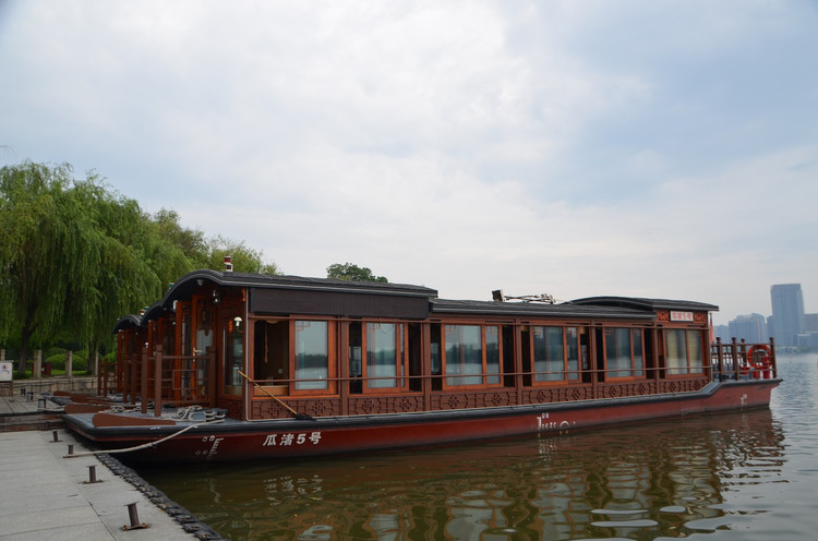 坐上环湖水上巴士,荡舟在那烟波浩渺,波光粼粼的湖面上,使人感到一种