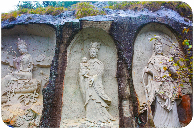 有的洞中积水成潭,深不可测,水色澄碧,晶莹如玉,有的洞壁裂隙,渗酥